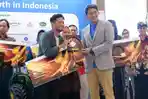 Founder-YIS-Sandiaga-Uno-menyerahkan-bantuan-kepada-UMKM-Poktan-Mekar-Lestari.jpg