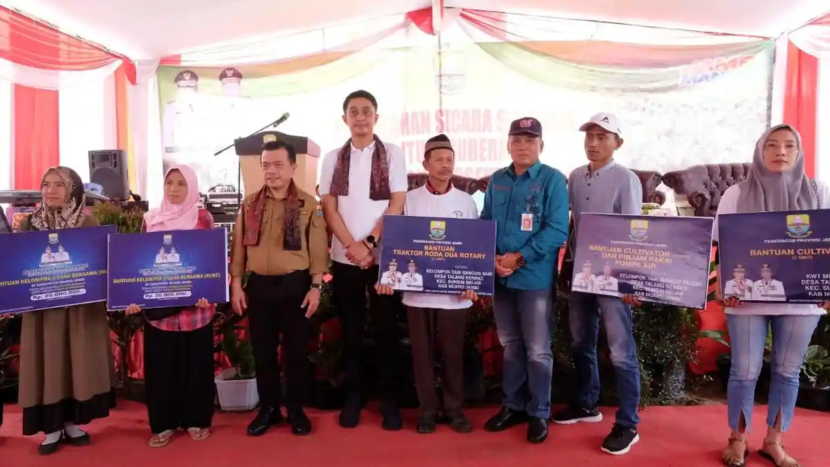 Bachyuni Dampingi Haris Salurkan Program Dumisake di Muaro Jambi