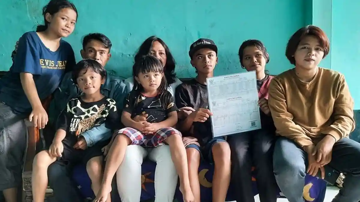 Kisah Wanita Viral Punya 16 Anak: Copot Implan KB Bahayakan Kesehatan dan Punya Dua Kartu Keluarga
