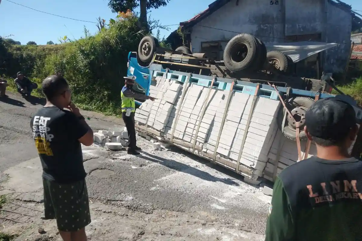 Sopir Gunakan Google Maps, Mobil Truk Pengangkut Bata Hebel Terguling di Lembang, Tak Kuat Menanjak