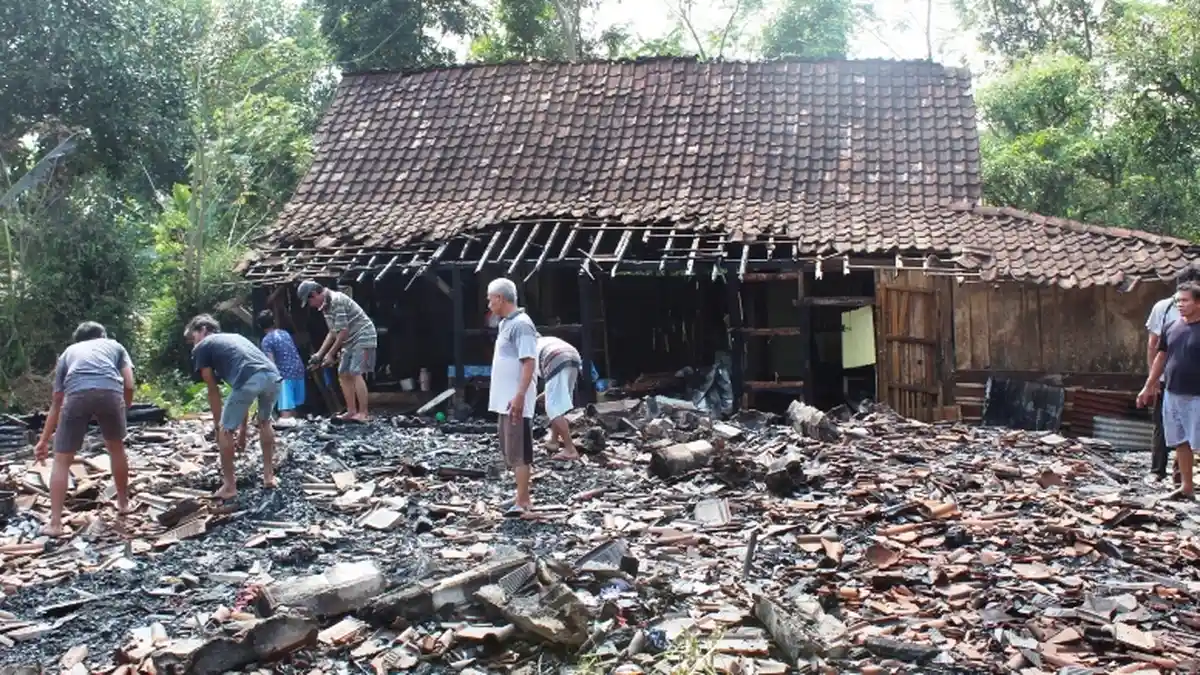 Warga Ikut Menangis Bersama Supriyatin yang Rumahnya Rata dengan Tanah : Sabar Tin Ini Cobaan
