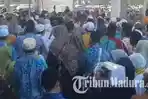 jemaah-haji-asal-sumenep-tiba-di-gor-ahmad-yani-kecamatan-kota-sumenep-jumat-772023.jpg