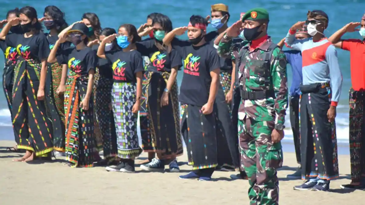 OMK St Familia Wae Nakeng Kibarkan Bendera Merah Putih di Pantai Watu Weri