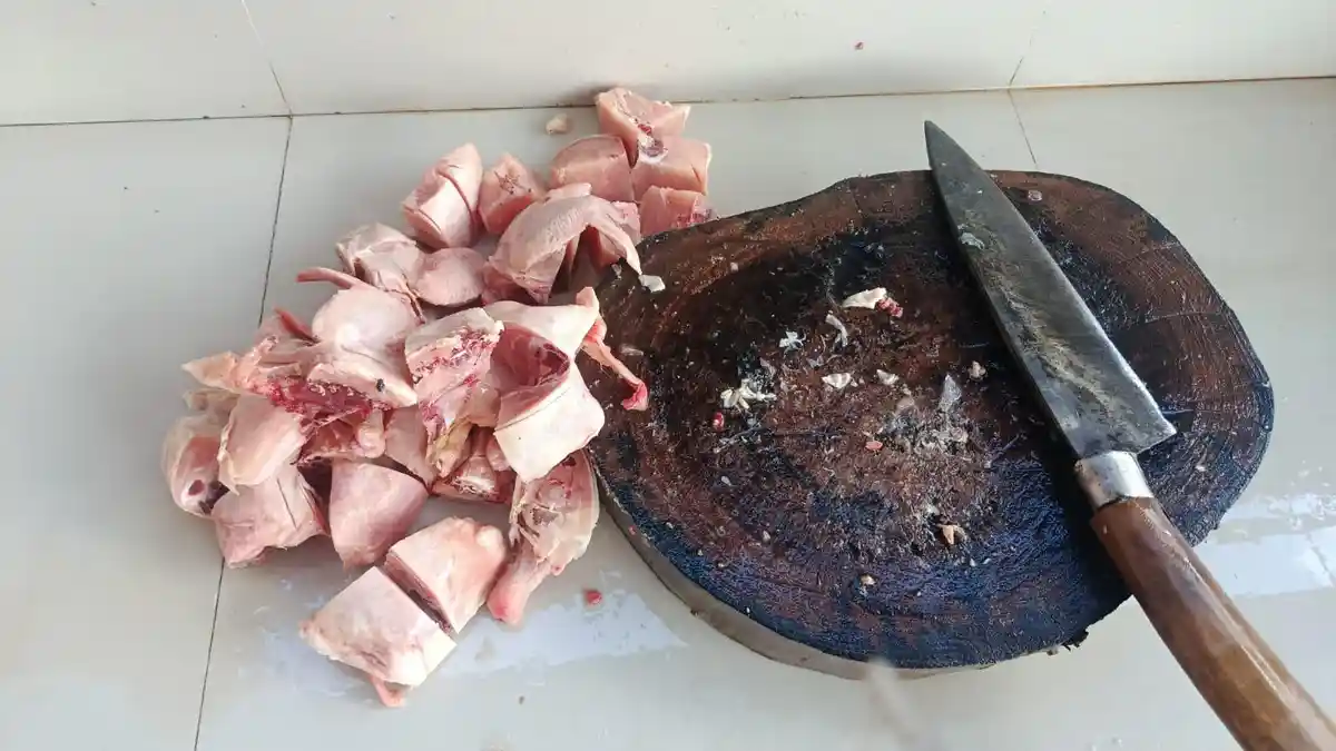 Jelang Lebaran, Permintaan Meningkat, Harga Ayam Potong di Bula Masih Stabil
