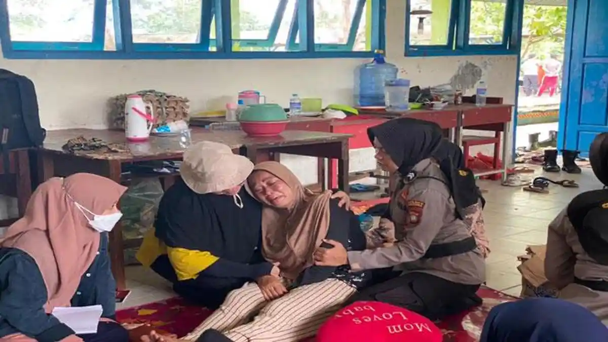 Polres Natuna Kerahkan Polwan Beri Trauma Healing bagi Korban Longsor di Serasan