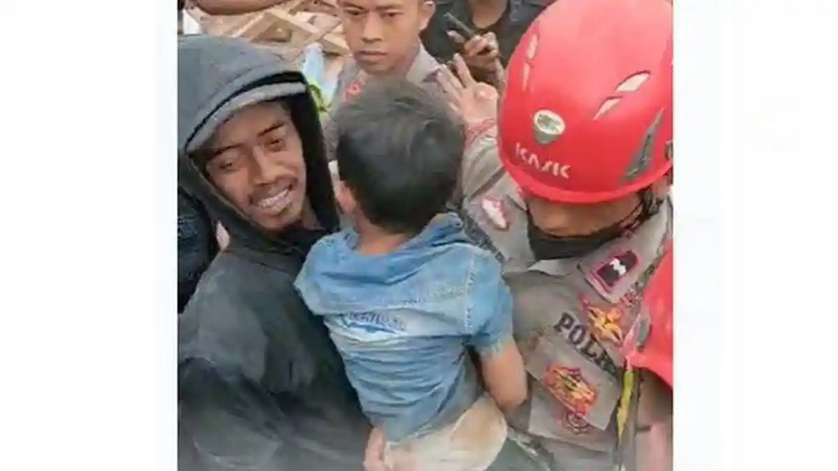 Bocah 5 Tahun Ditemukan Hidup setelah Tertimbun Reruntuhan selama 3 Hari, Langsung Didekap sang Ayah