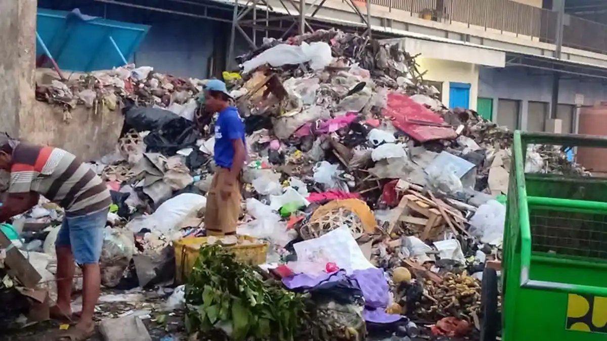 Tempat Pembuangan Sampah di Pasar 10 Ulu Palembang Buat Pedagang Resah