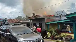 Kebakaran-di-Desa-Seguring-Kecamatan-Tebing-Tinggi-Empat-Lawang-siang-7-rumah-terbakar.jpg