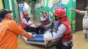 Proses-evakuasi-bayi-saat-banjir-di-Rawajati.jpg