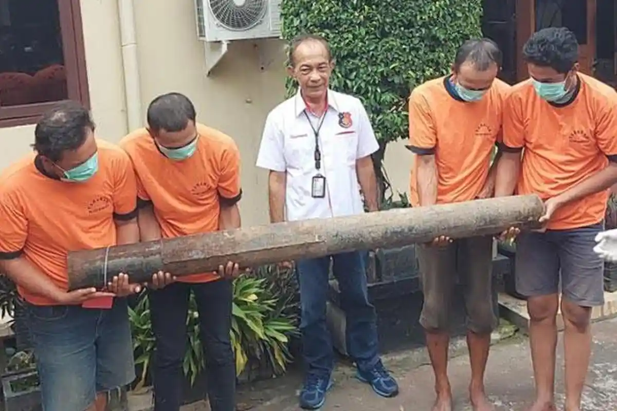 Beraksi Siang Bolong, Maling Tiang Besi PT KAI di Surabaya Ditangkap, Hasil Curian Laku Rp475 ribu