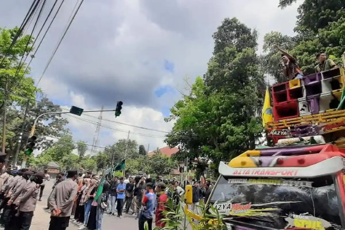 Aliansi Pemuda dan Buruh Geruduk Kantor Bupati Lombok Timur, Evaluasi 4 Tahun Kepemimpinan Sukma