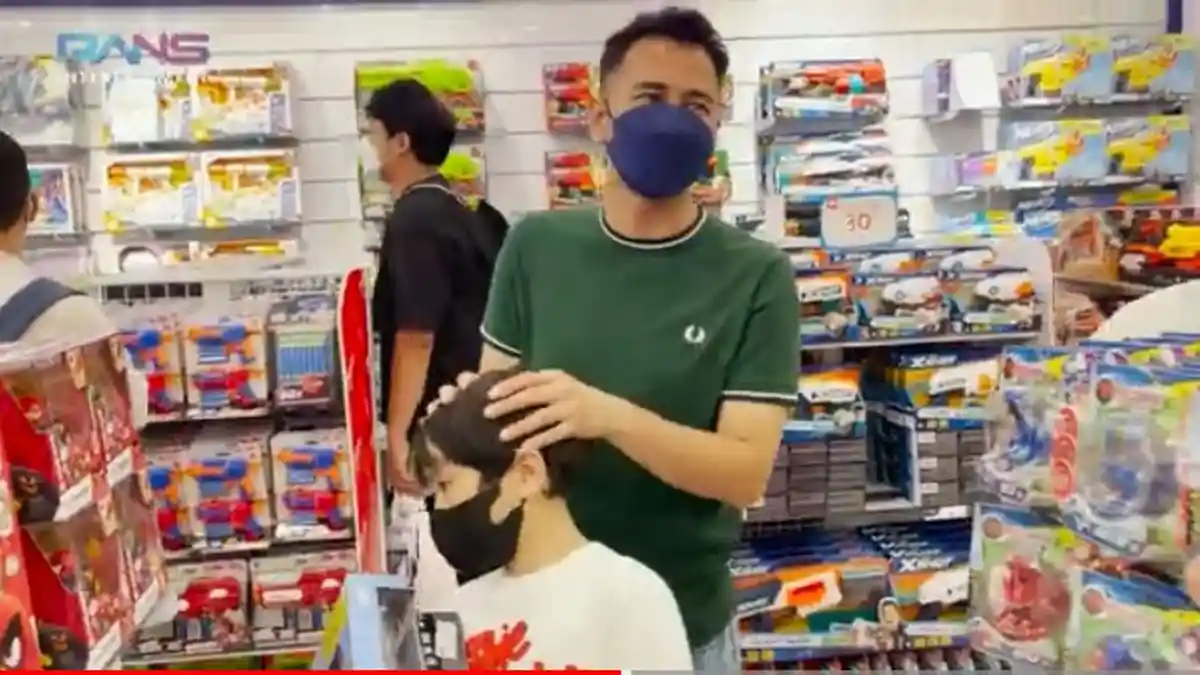 Pergi ke Mal Tanpa Nagita, Raffi Ahmad Langsung Ajak Rafathar Belanja dan Main Sepuasnya!