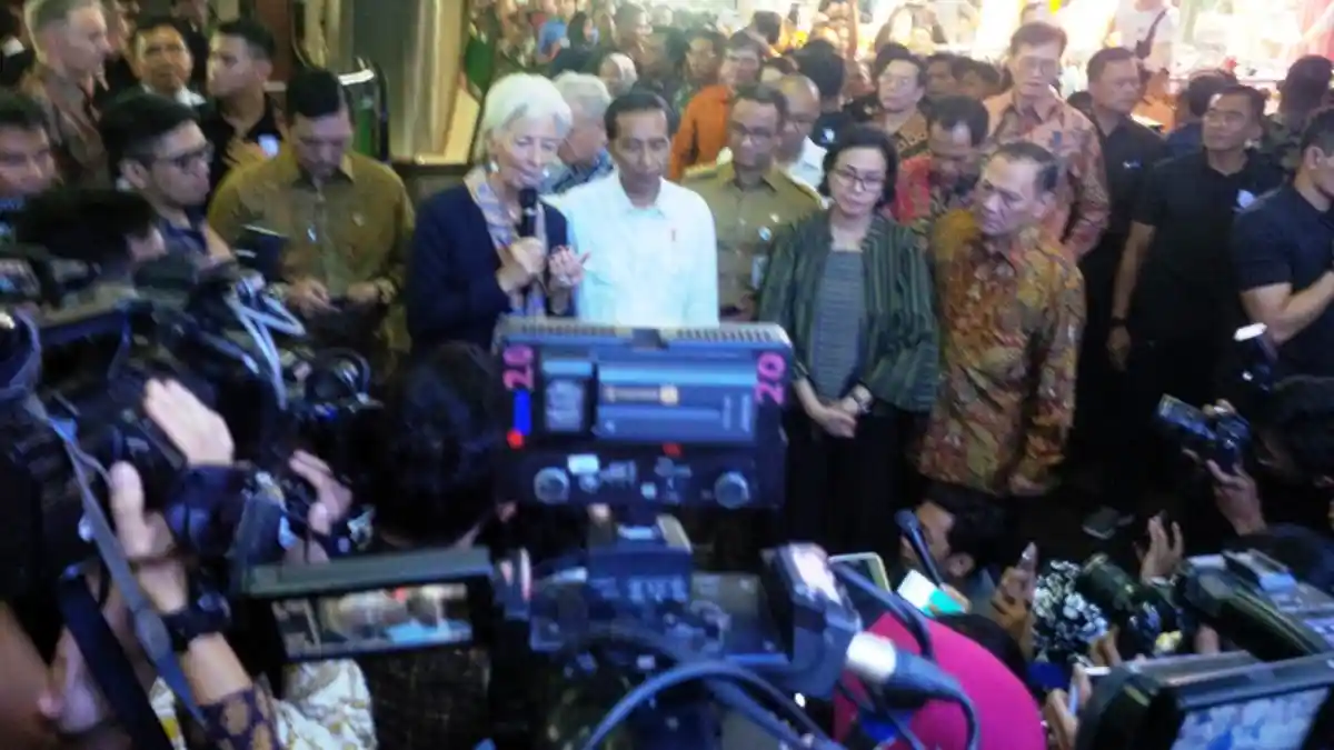 ‎Diajak Blusukan Jokowi ke Tanah Abang, Direktur IMF Beli Baju Koko