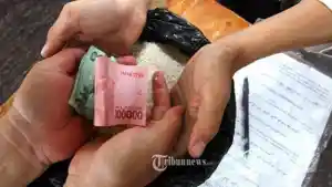 20250304-Ilustrasi-warga-membayar-zakat-fitrah.jpg