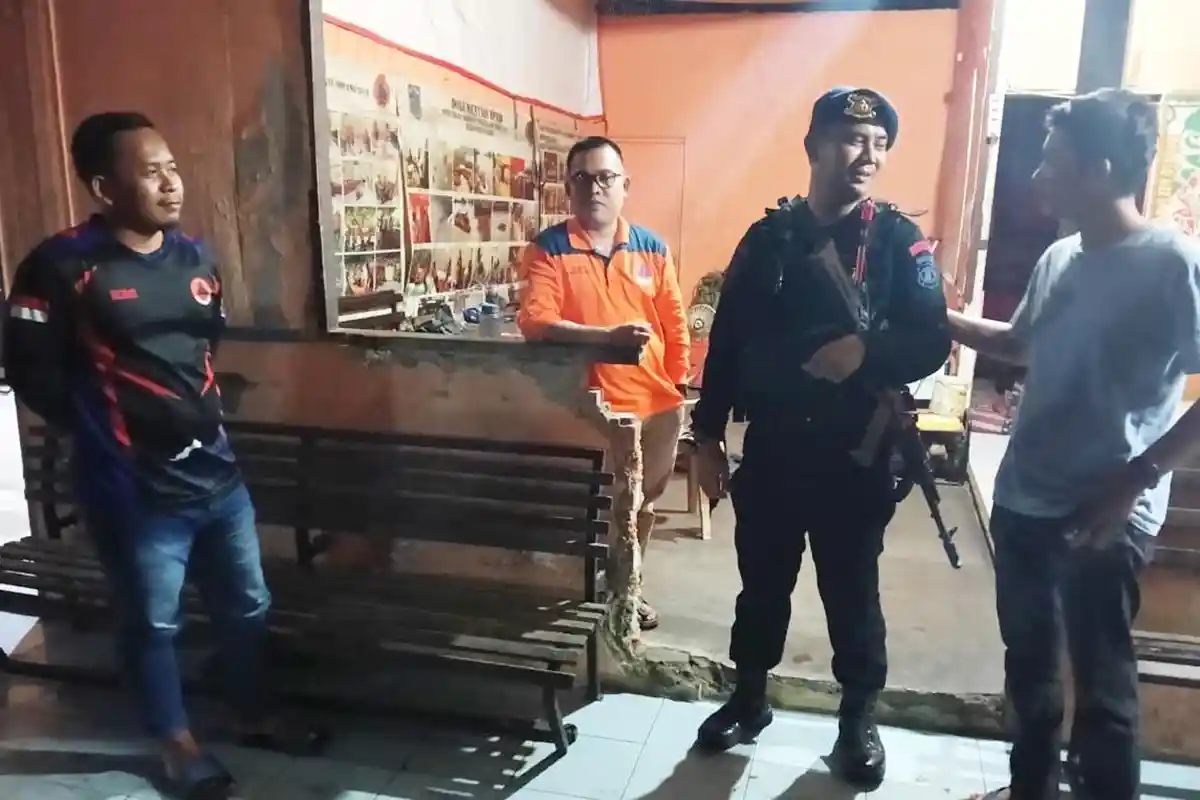 Cegah Curat dan Premanisme, Brimob Polda Kaltim Gencarkan Patroli Sambangi Warga di Tanah Grogot