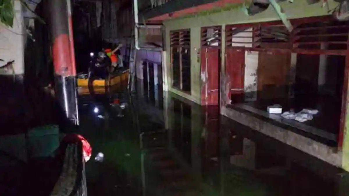 Pengungsi Kampung Pulo Tidur di Dalam Tenda Bocor
