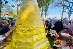 20260616-warga-batuagung-berebut-tumpeng-suro.jpg