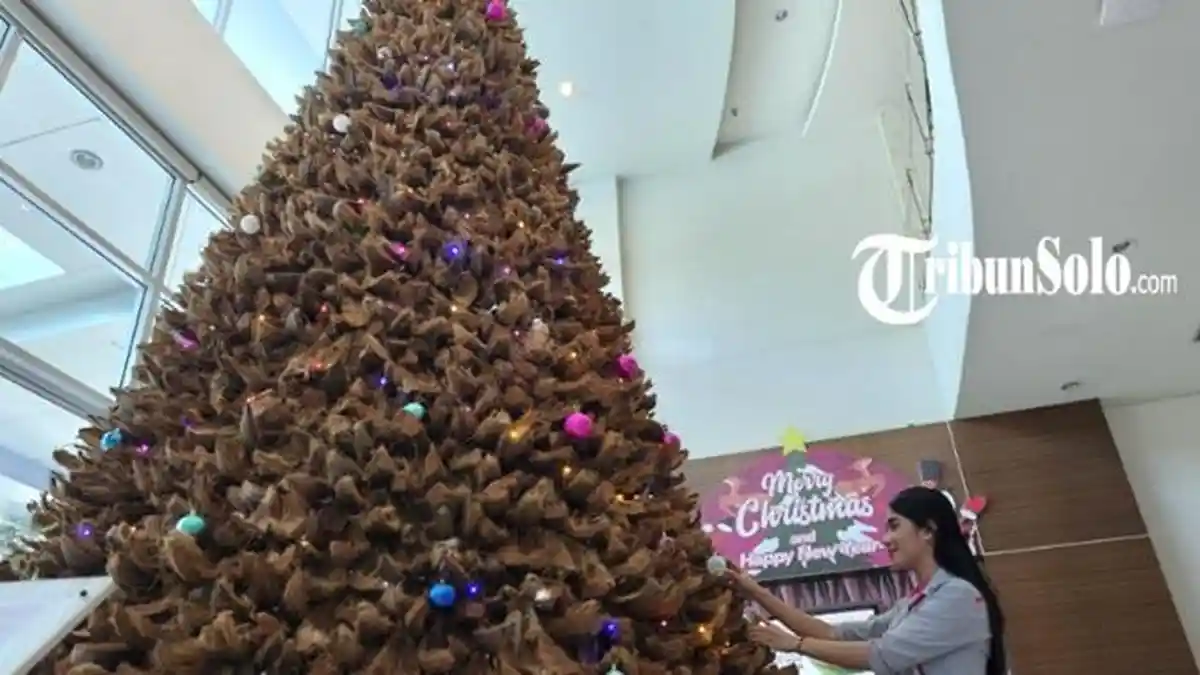 Ada Pohon Natal Unik di Favehotel Solo, Bahan Dasar Sabut Kelapa dan Tingginya 3,5 Meter