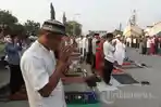Umat-muslim-melaksanakan-sholat-Idul-Fitri-di-kawasan-Pelabuhan-Sunda.jpg