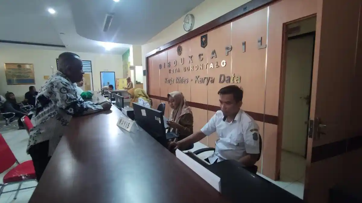 Dukcapil Kota Gorontalo Lakukan Perekaman e-KTP bagi Warga Usia 17 Tahun