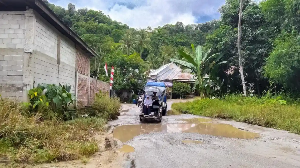 Jalan Rusak di Desa Lomaya Gorontalo Dikeluhkan Warga: Ganggu Akses Utama