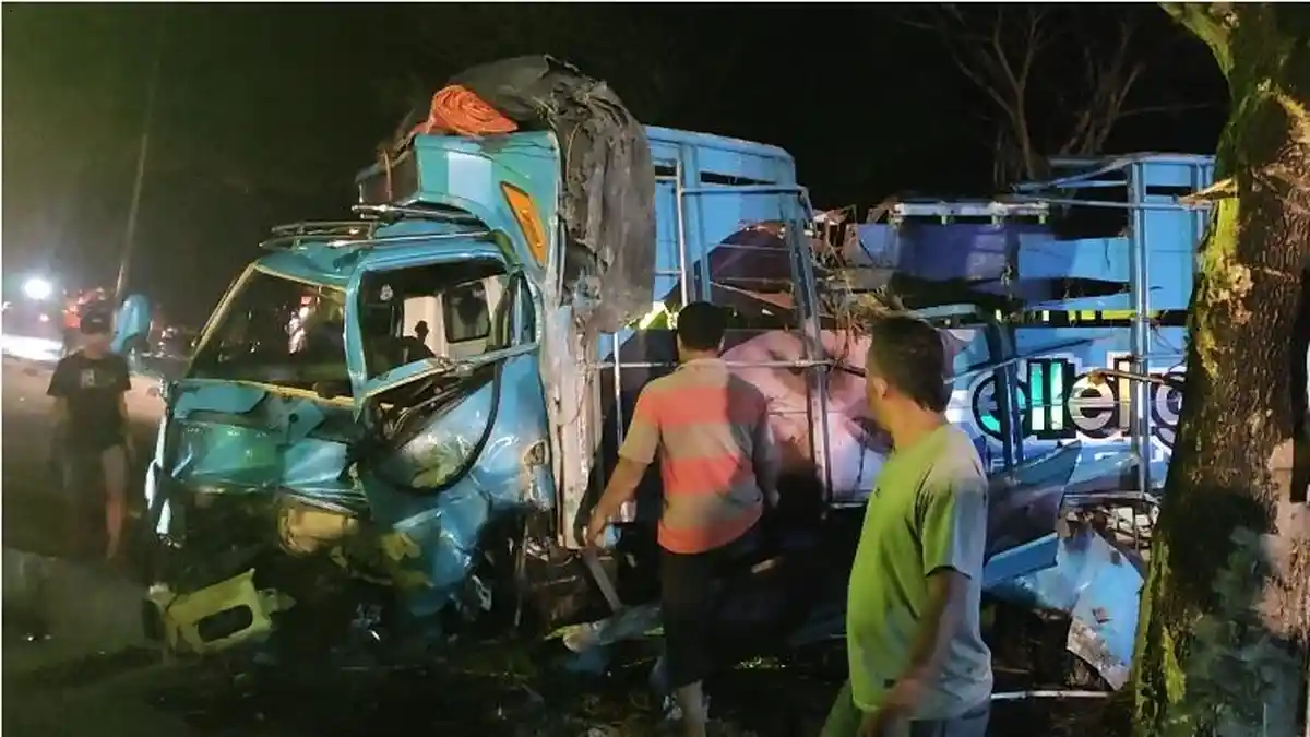 Akibat Gagal Fungsi Rem, Truk Trailer Seruduk Tiga Truk di JLS Kota Salatiga, Satu Meninggal Dunia