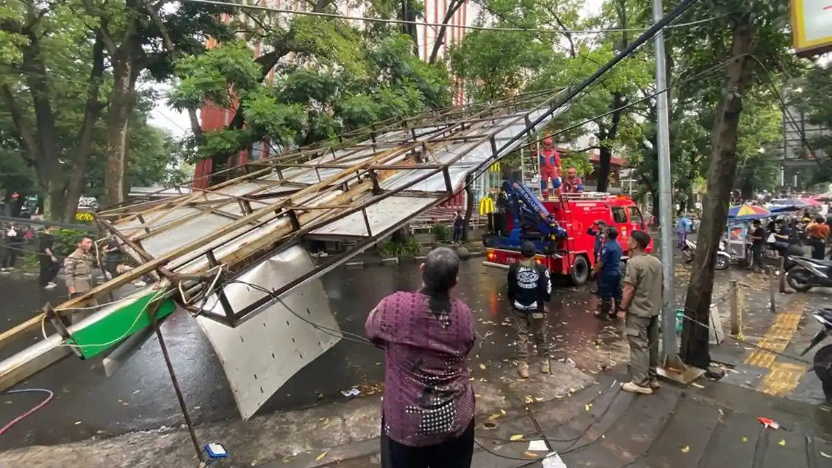 Reklame Roboh di Jalan Purnawarman Bandung  Ternyata Ilegal dan Sempat Dikomplain Warga