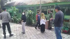Dibobol-Maling-Anggota-Polsek-Panji-saat-mendatangi-SDN-12-Mimbaan-yang-dibobol.jpg