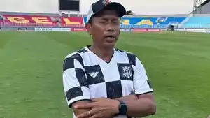 EVALUASI-Pelatih-Deltras-FC-di-Stadion-Gelora-Delta-Sidoarjo-setelah-latihan-tim.jpg