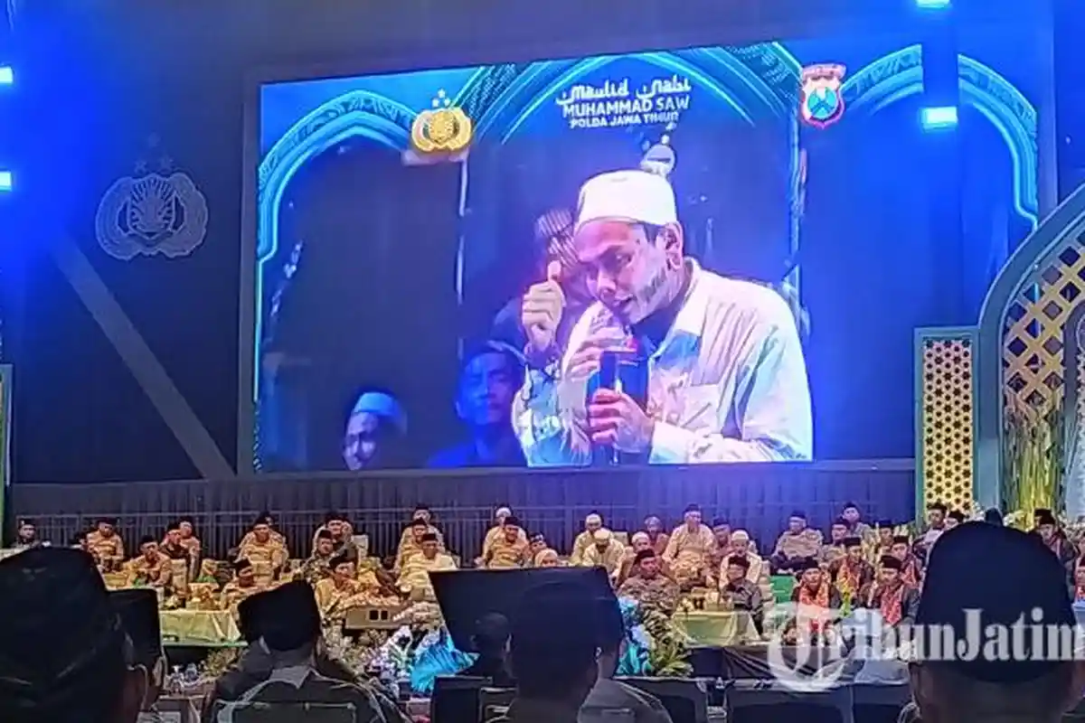 Pria Bertato Nangis saat Shalawatan Bersama Gus Iqdam di Polda Jatim, Ada Kisah Kelam Sebelum Hijrah
