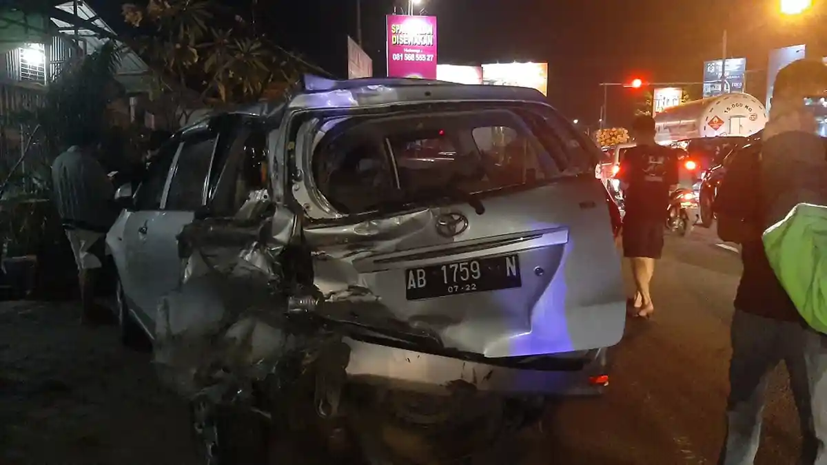 Kronologi Kecelakaan Karambol di Ring Road Monjali : Truk Menabrak Antrian Mobil di Traffic Light