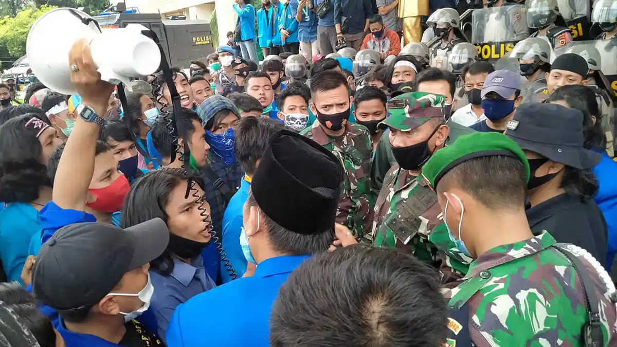 Aksi Demo PMII Jambi Menolak UU Cipta Kerja di DPRD Jambi Berakhir Ricuh, Bentrok Tak Terhindarkan