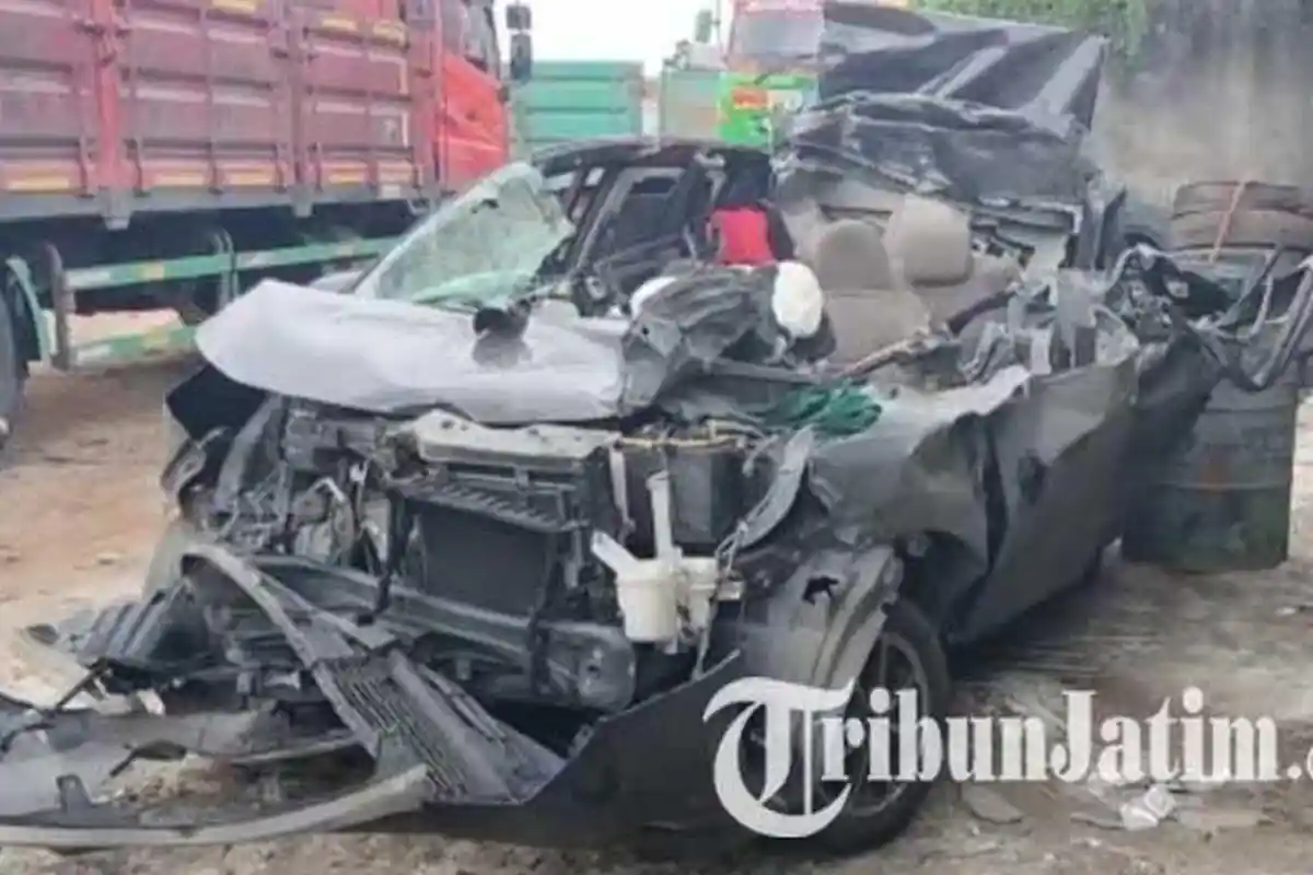 Pulang Ziarah Wali, Rombongan Mobil Tabrak Truk Parkir di Tuban, 5 Orang Tewas, Berikut Data Korban!