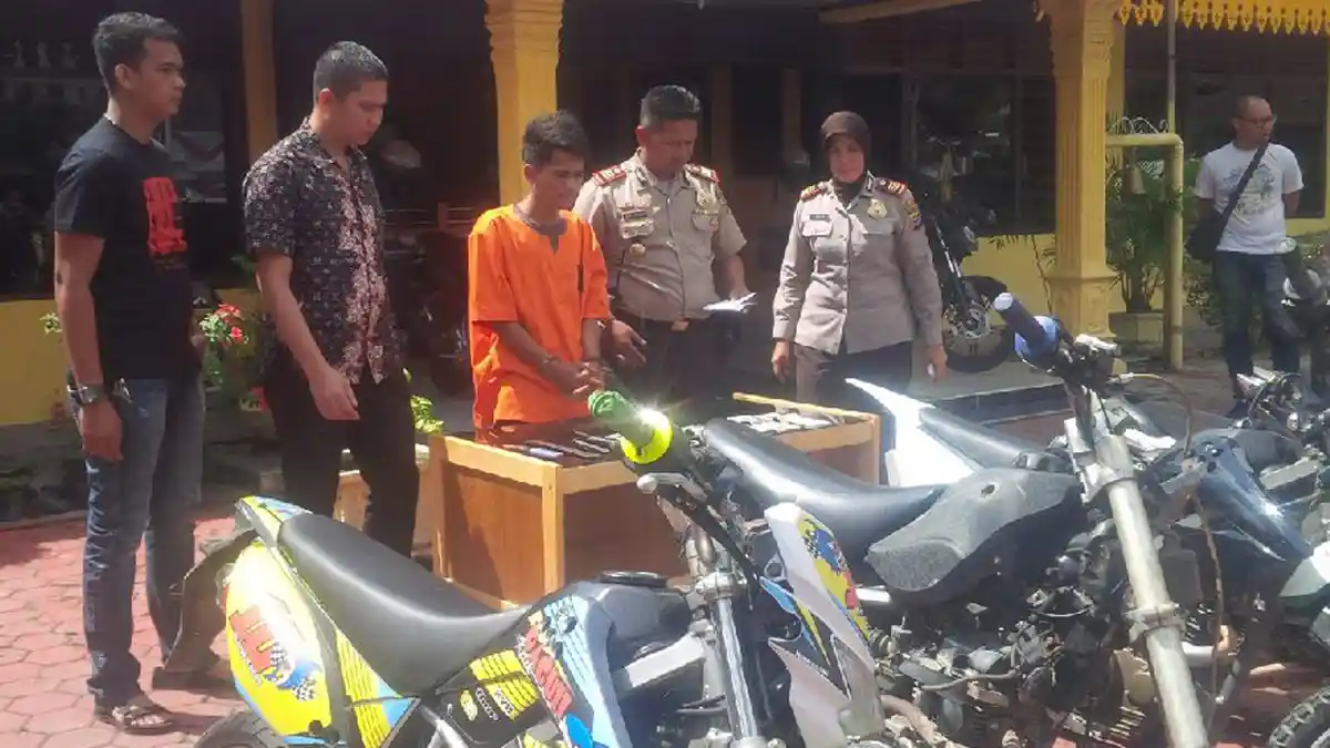Korban Ditondong Pisau, Sepeda Motor Dirampas