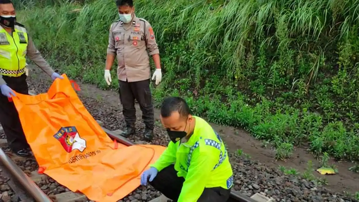 Warga Blitar Tewas Tertabrak Kereta Api, Ponsel yang Terlempar ke Depan Rumah Jadi Petunjuk