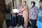 Polisi-dan-perangkat-desa-mengantarkan-korban-dan-keluarganya.jpg