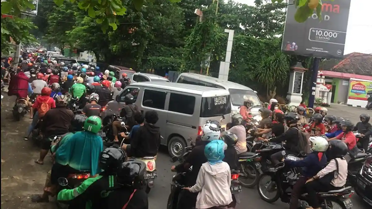 Begini Tips Agar Tidak Mudah Lelah Saat Mengendarai Sepeda Motor di Macetnya Kota Semarang