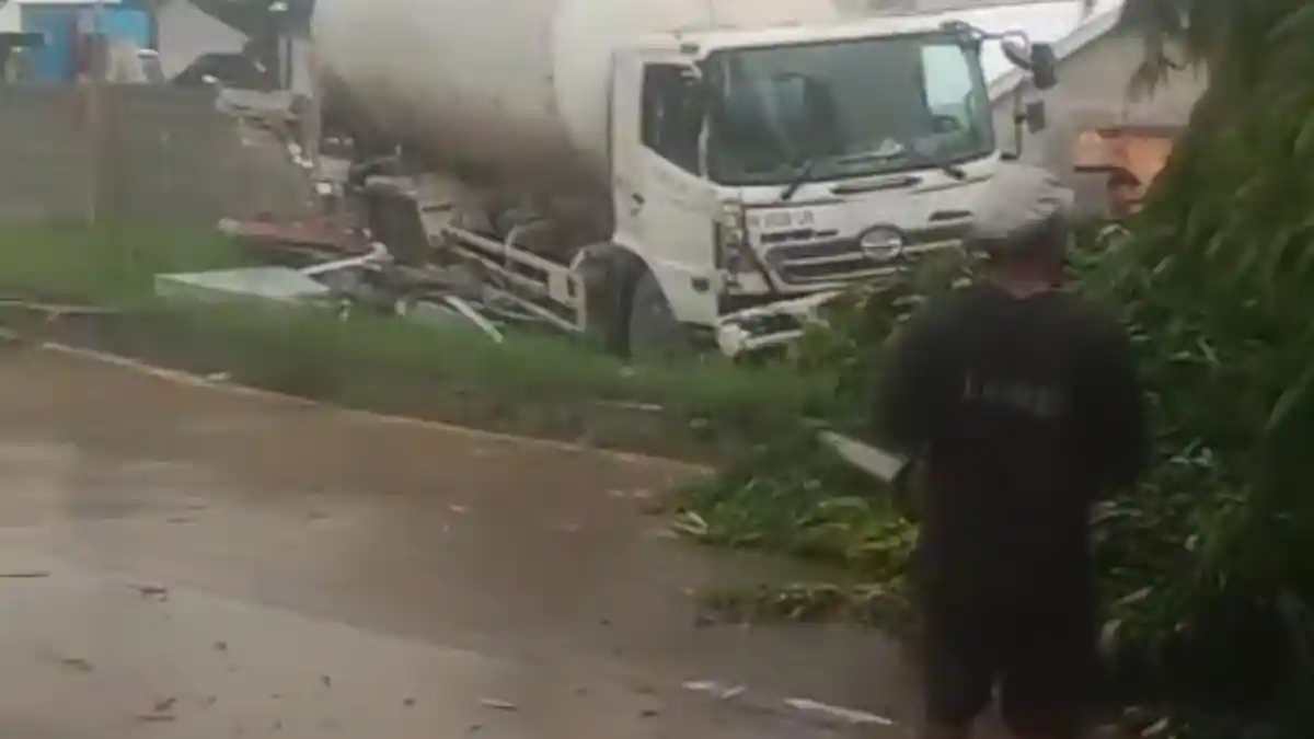 Truk Tangki Tabrak Pohon, Hilang Kendali Saat Hujan Deras 