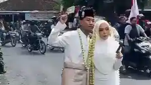 20250817-foto-pernikahan-viral-pasangan-di-pati-berlatar-demo.jpg