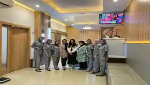 Direktur-Klinik-Relieve-dr-Sarah-Nabella-Putri-Erawan-berfoto-bersama-dokter-dan-perawat.jpg