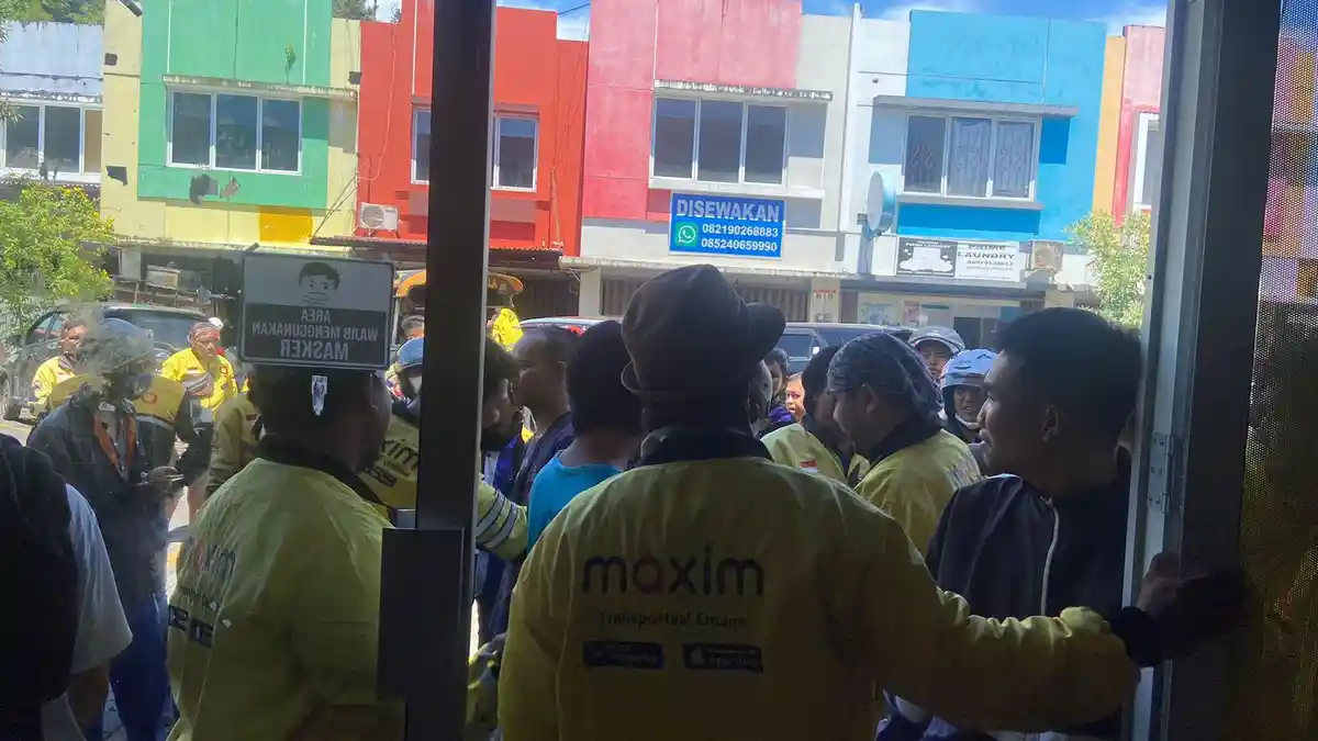 BREAKING NEWS Driver Ojek Online Geruduk Kantor Maxim Manado