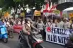 Berbagai Elemen Berunjukrasa di Depan KPU