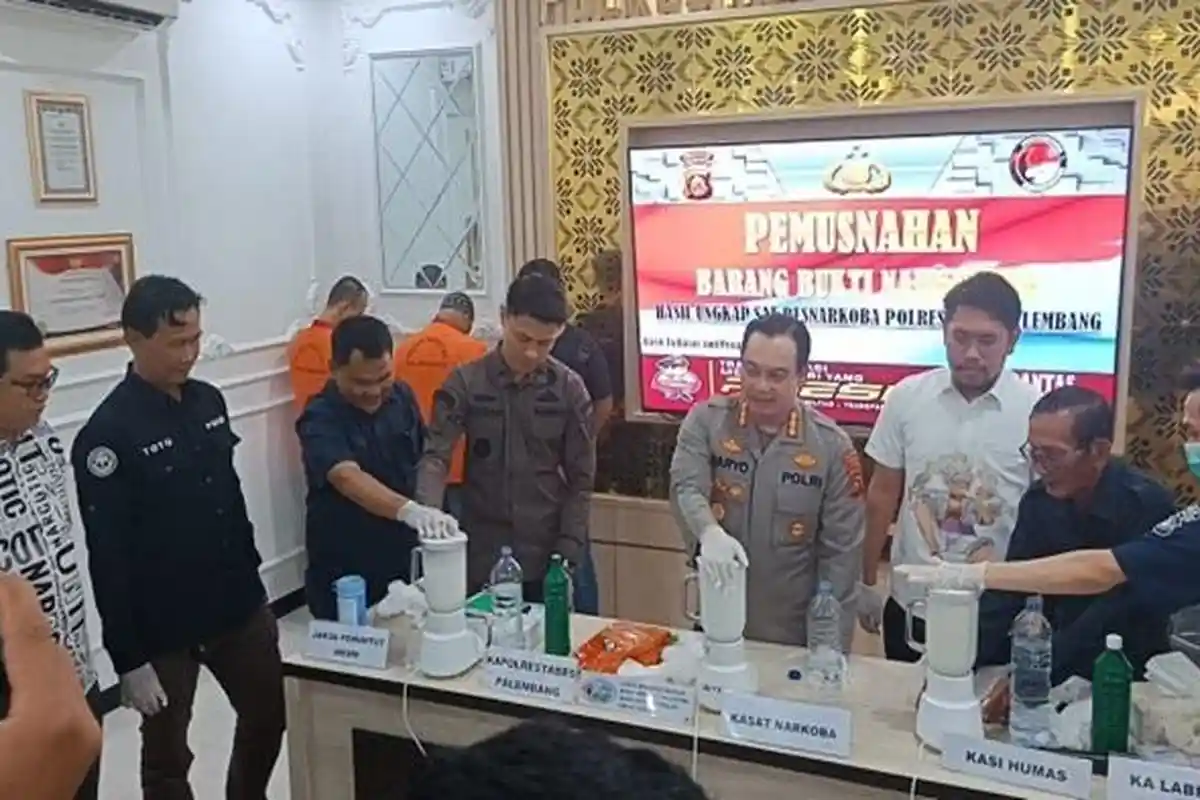 Dimusnahkan dengan Blender dan Wipol, Polrestabes Palembang Hancurkan 1 Kg Sabu