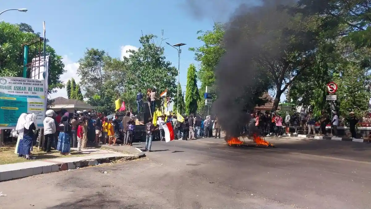 Demo Mahasiswa Tutup Jalan Poros Bulukumba - Bantaeng