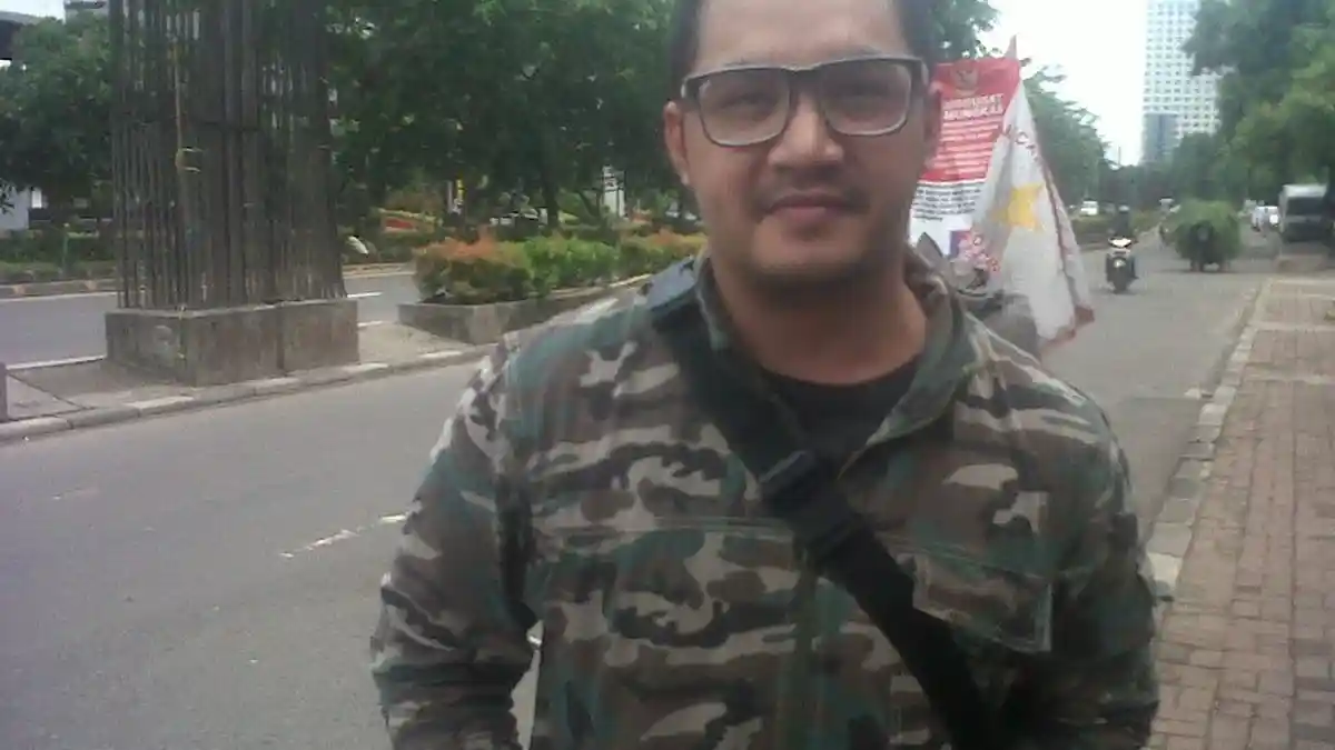 Dua Pria Ini Datangi KPK Bawa Sarung Tangan, Mau Apa?