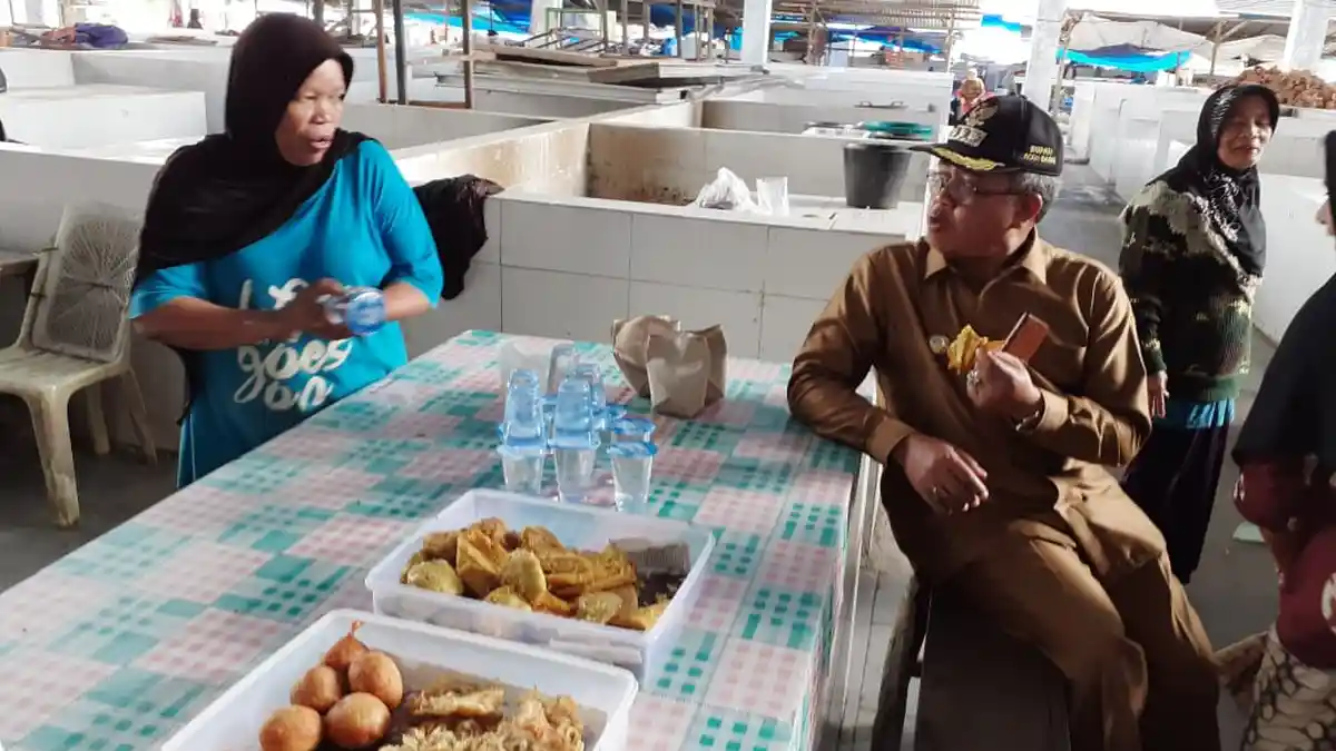 Respon Keluhan Soal Kondisi Pasar, Bupati Ramli MS Datangi Pedagang di Meulaboh