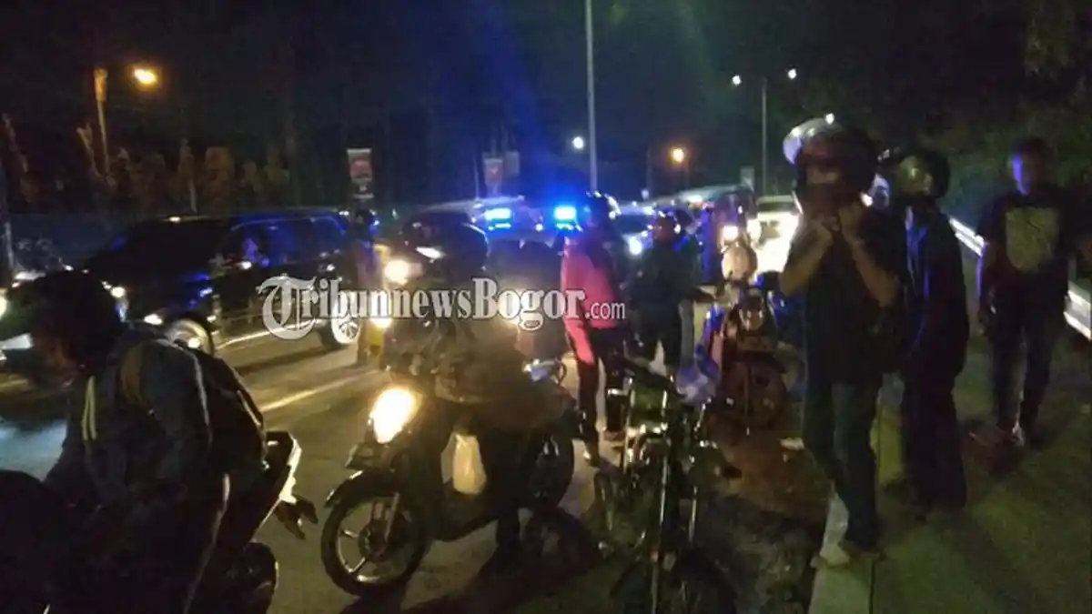 Hati-hati Ada Oli Tumpah di Jalan Jakarta-Bogor, Pengendara Motor Banyak Jadi Korban