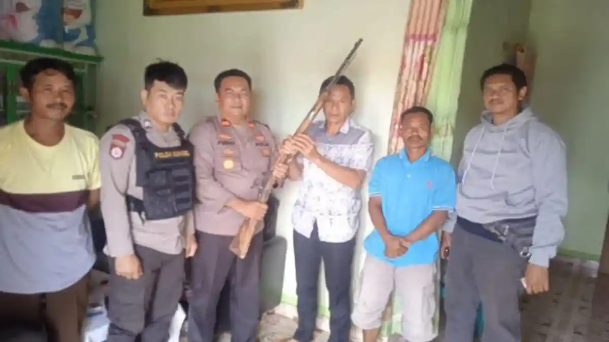 Polres OKU Selatan Terima Serahan 2 Pucuk Senpi Dari Masyarakat