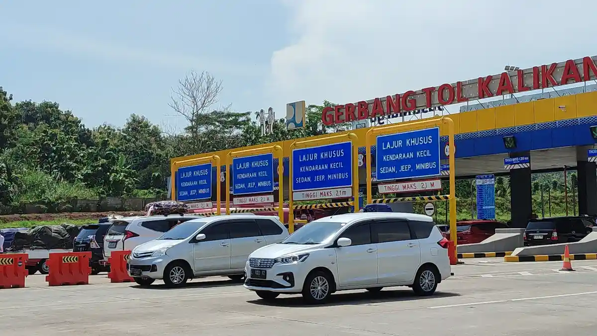 H-7 Lebaran, Gerbang Tol Kalikangkung Semarang Mulai Dipadati Pemudik