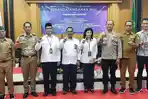foto-bersama-ketua-pengadilan-agama-labuan-bajo-muhammad-jalaluddin-tengah.jpg